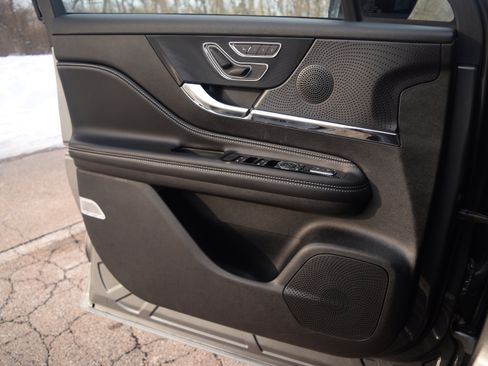 Used 2023 Lincoln Corsair Reserve w/ Jet Appearance Package image 17