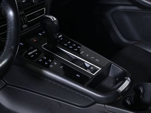 Certified 2022 Porsche Macan AWD/4WD image 23