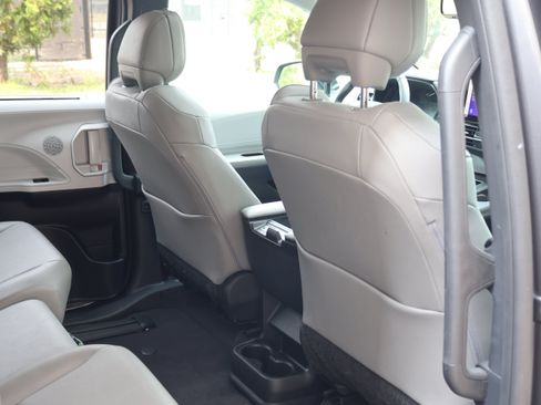 Used 2025 Toyota Sienna XLE FWD image 21