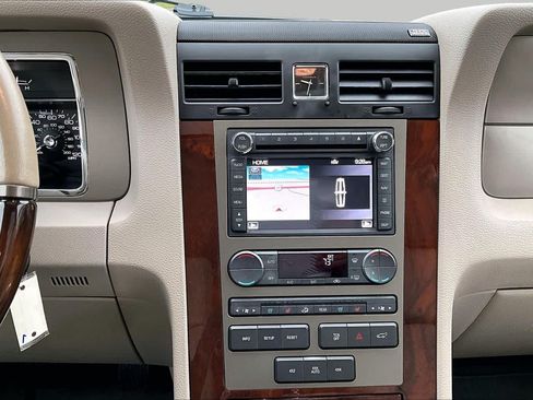 Used 2014 Lincoln Navigator 4WD image 7