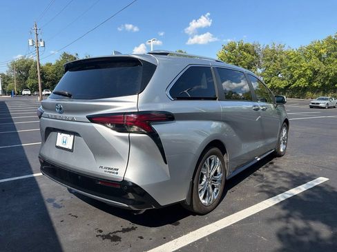 Used 2024 Toyota Sienna Platinum FWD image 5