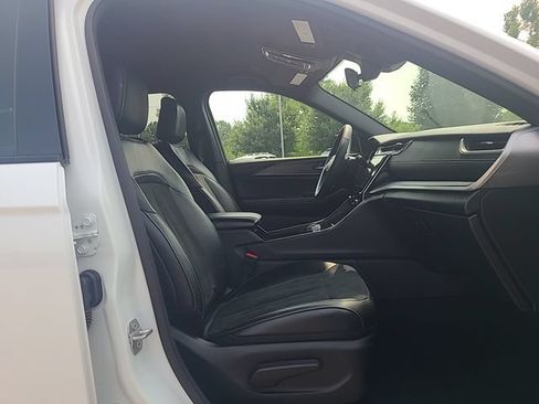 Used 2025 Jeep Grand Cherokee Altitude AWD/4WD image 27