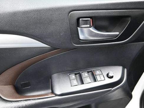 Used 2019 Toyota Highlander XLE AWD/4WD image 19