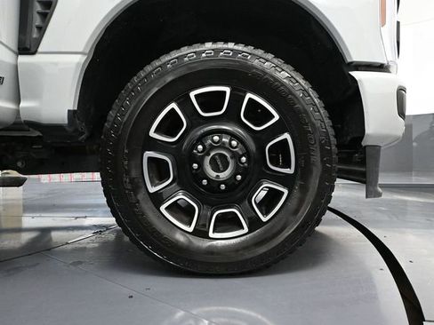 Used 2025 Ford F250 Platinum w/ FX4 Off-Road Package image 16