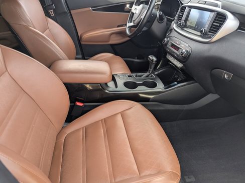 Used 2019 Kia Sorento SX image 11