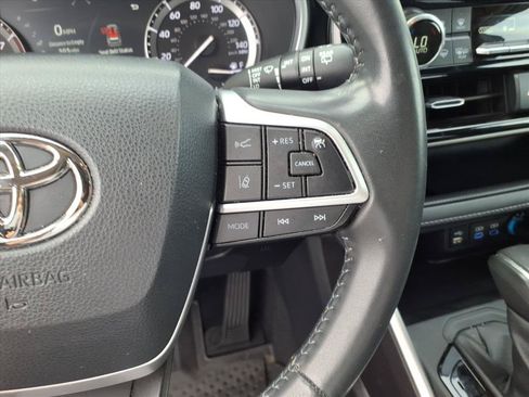 Used 2022 Toyota Highlander XLE AWD/4WD image 32