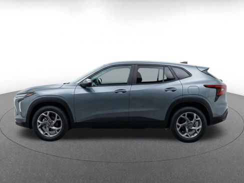 Used 2025 Chevrolet Trax LT w/ LT Convenience Package FWD image 4