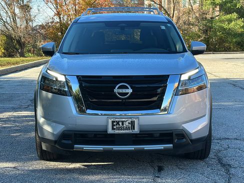 Certified 2024 Nissan Pathfinder SL image 3