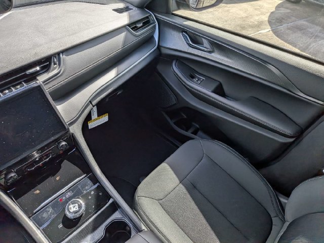 New 2027 Jeep Grand Cherokee Laredo RWD image 18