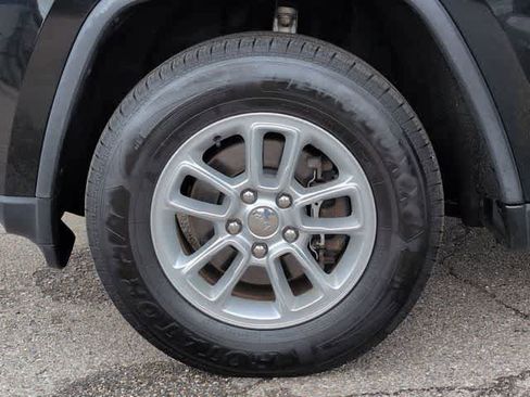 Used 2019 Jeep Grand Cherokee Laredo AWD/4WD image 14