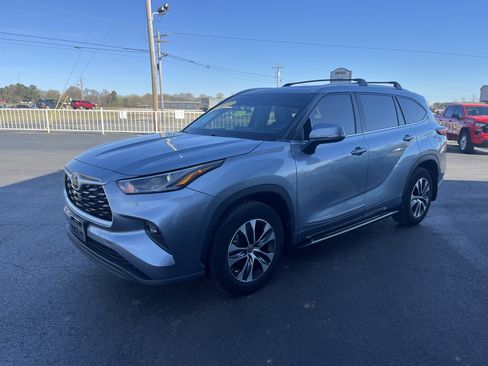 Used 2022 Toyota Highlander XLE image 1