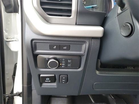 Used 2022 Ford Expedition XLT image 24