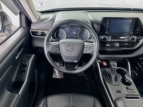 Used 2021 Toyota Highlander XLE image 19