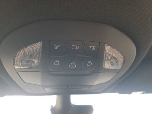 Used 2025 Chrysler Pacifica Select image 9