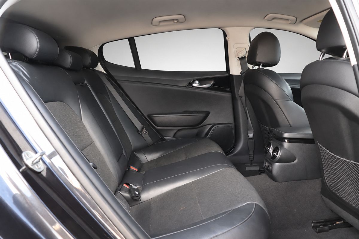 Used 2019 Kia Stinger RWD image 14