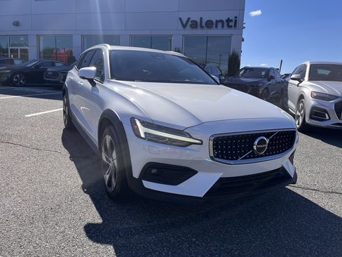 Certified 2024 Volvo V60 B5 Cross Country Plus image 2