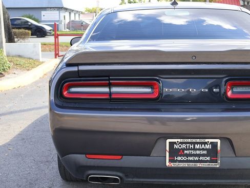 Used 2019 Dodge Challenger SXT image 10