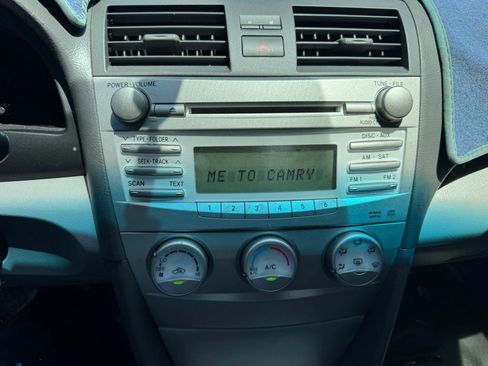 Used 2010 Toyota Camry LE FWD image 17