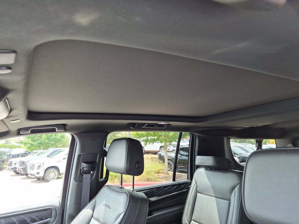 Used 2023 GMC Yukon XL Denali AWD/4WD image 27