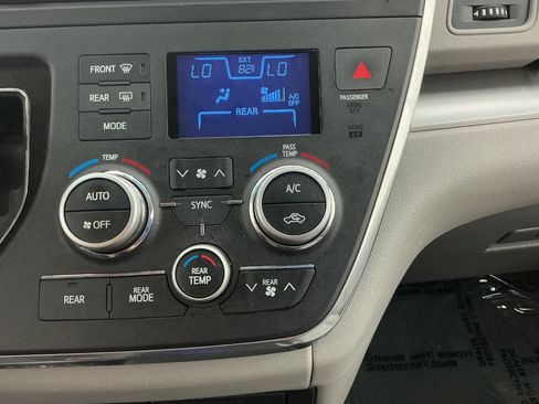 Used 2015 Toyota Sienna LE FWD image 34