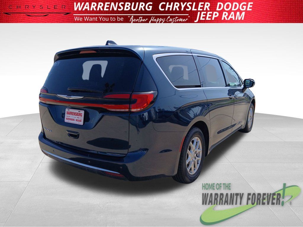 Used 2024 Chrysler Pacifica Touring-L FWD image 4