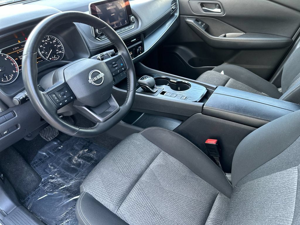 Used 2025 Nissan Rogue SV FWD image 9