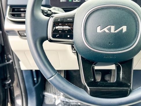 Used 2025 Kia Carnival SX image 24