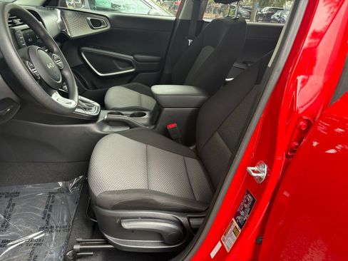 Used 2025 Kia Soul LX w/ LX Technology Package FWD image 24