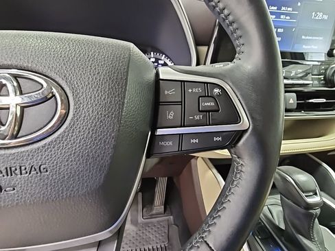 Used 2022 Toyota Highlander XLE image 27
