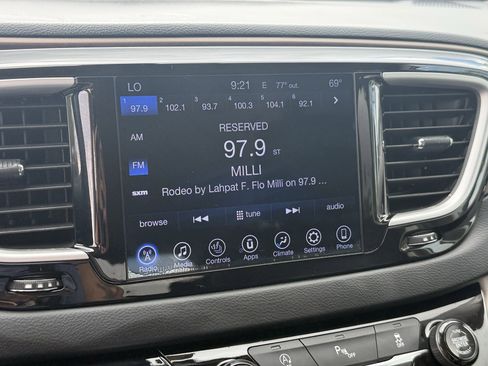 Used 2017 Chrysler Pacifica Touring-L w/ Tire & Wheel Group image 5