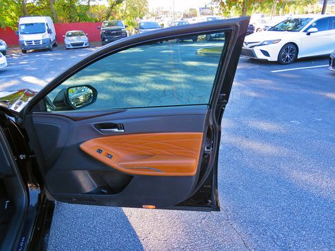 Used 2019 Toyota Avalon Limited image 32