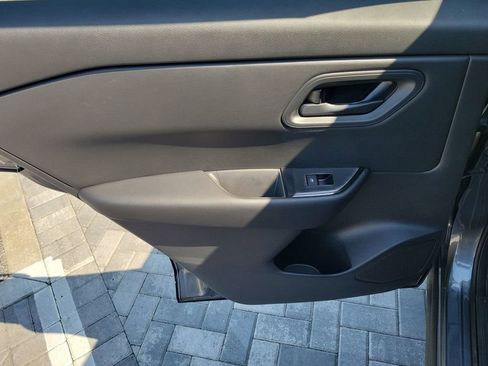 Used 2025 Nissan Rogue S image 21