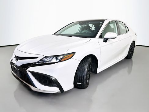 Used 2021 Toyota Camry XSE image 3