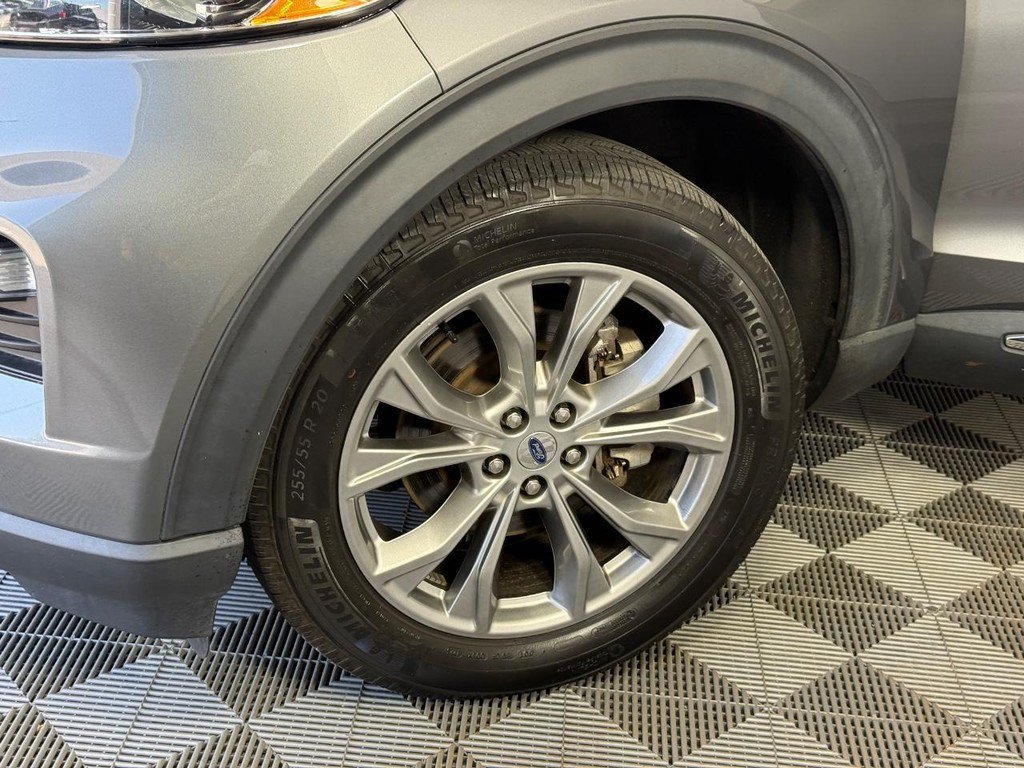 Used 2023 Ford Explorer XLT w/ Equipment Group 202A AWD/4WD image 16