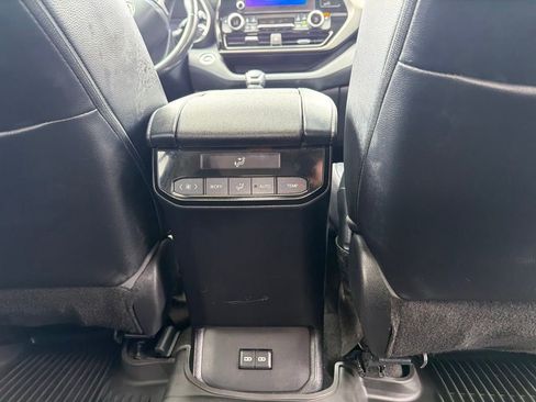 Used 2023 Toyota Highlander XLE AWD/4WD image 16