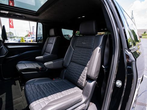 Used 2025 Cadillac Escalade ESV V AWD/4WD image 50