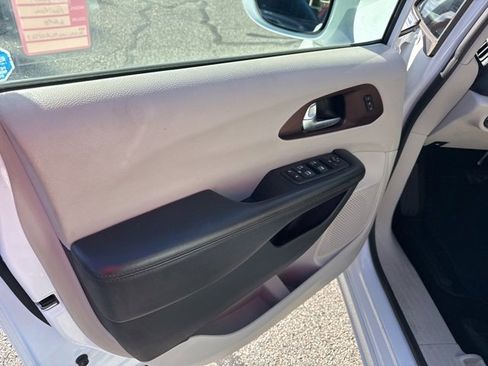 Used 2020 Chrysler Pacifica Limited image 11