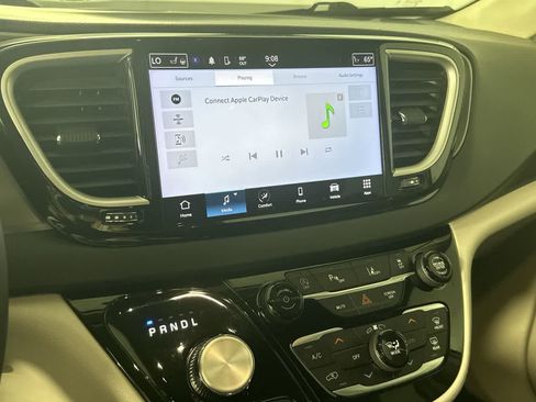 Used 2024 Chrysler Pacifica Touring-L FWD image 16