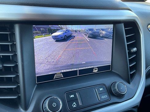 Used 2023 GMC Acadia SLE w/ Driver Convenience Package image 8