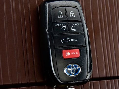 Certified 2024 Toyota Sienna XLE image 28