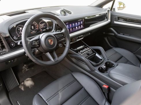 Certified 2026 Porsche Cayenne Coupe AWD/4WD image 4