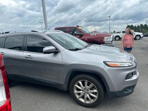 Used 2016 Jeep Cherokee Limited w/ Luxury Group AWD/4WD image 3