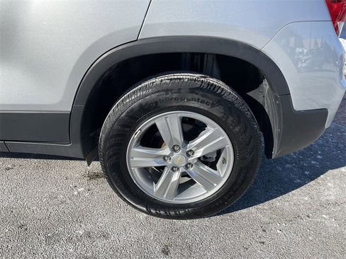 Used 2022 Chevrolet Trax LT w/ LT Convenience Package image 10