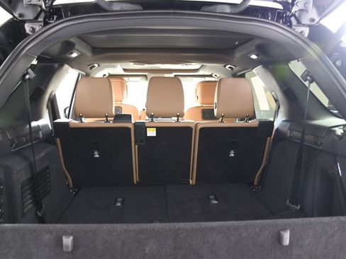 Used 2024 Land Rover Discovery Metropolitan Edition image 24