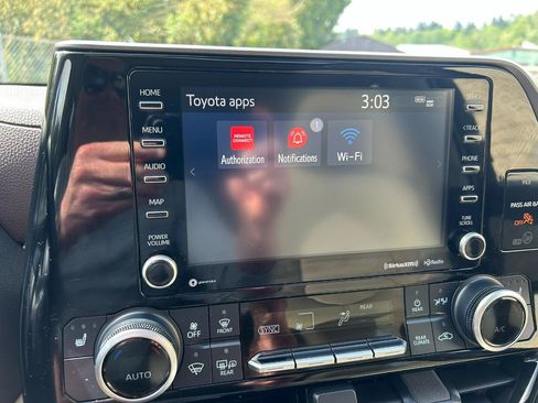 Used 2022 Toyota Highlander XLE AWD/4WD image 24