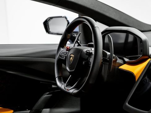 Used 2024 Lamborghini Revuelto image 16