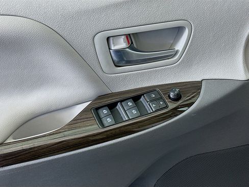 Used 2020 Toyota Sienna XLE image 15