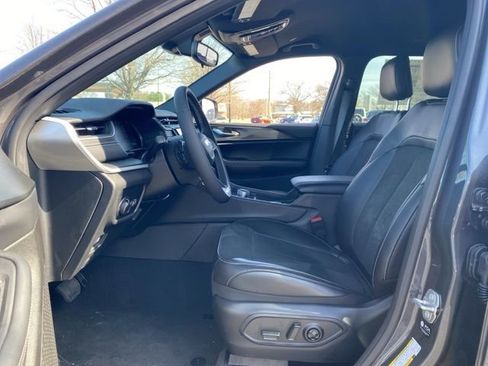 New 2025 Jeep Grand Cherokee L Laredo image 17