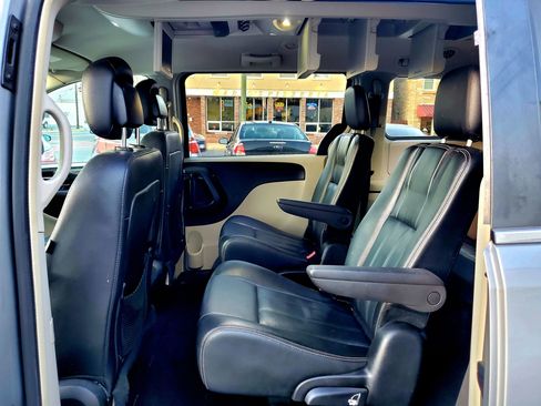 Used 2015 Chrysler Town & Country Touring FWD image 13