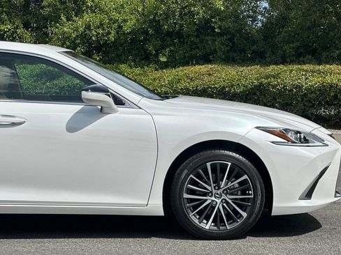 Used 2025 Lexus ES 300h w/ Premium Package FWD image 34